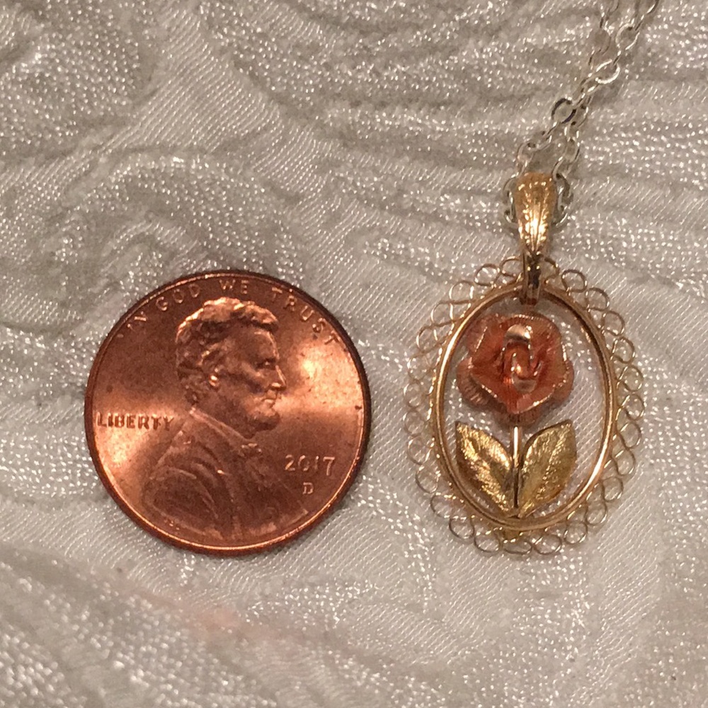 12kt Gold Filled Flower pendant necklace